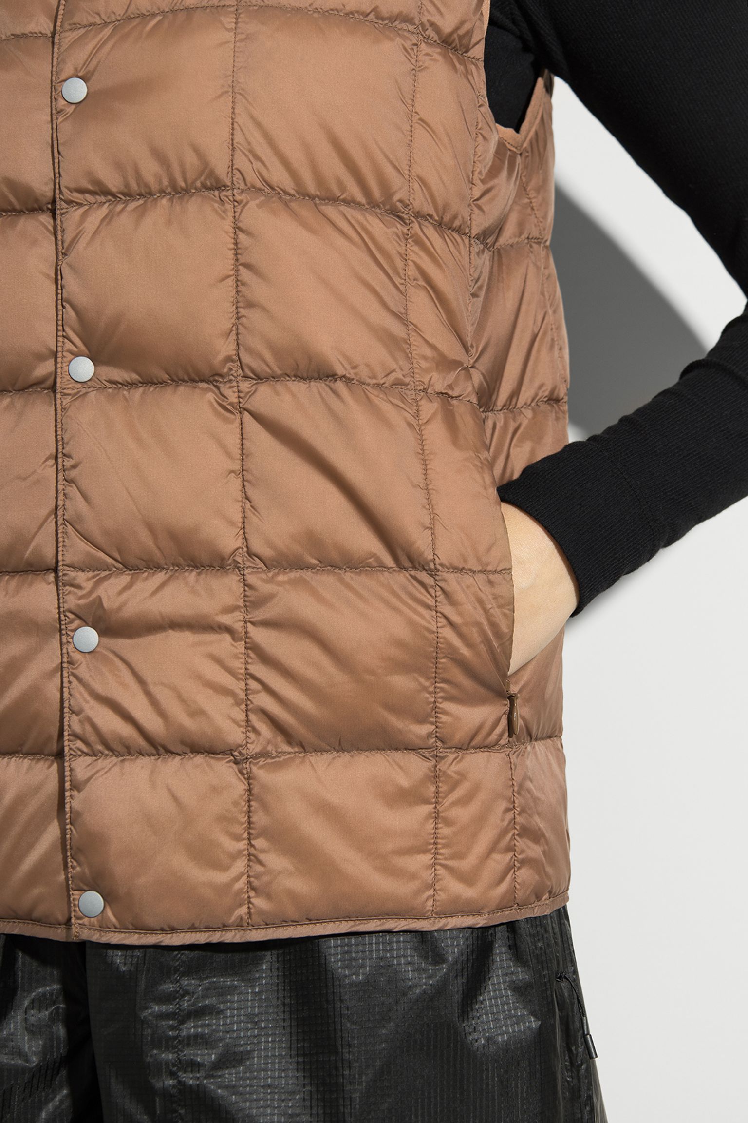 Широкий выбор Жилет пуховой V NECK BUTTON DOWN VEST