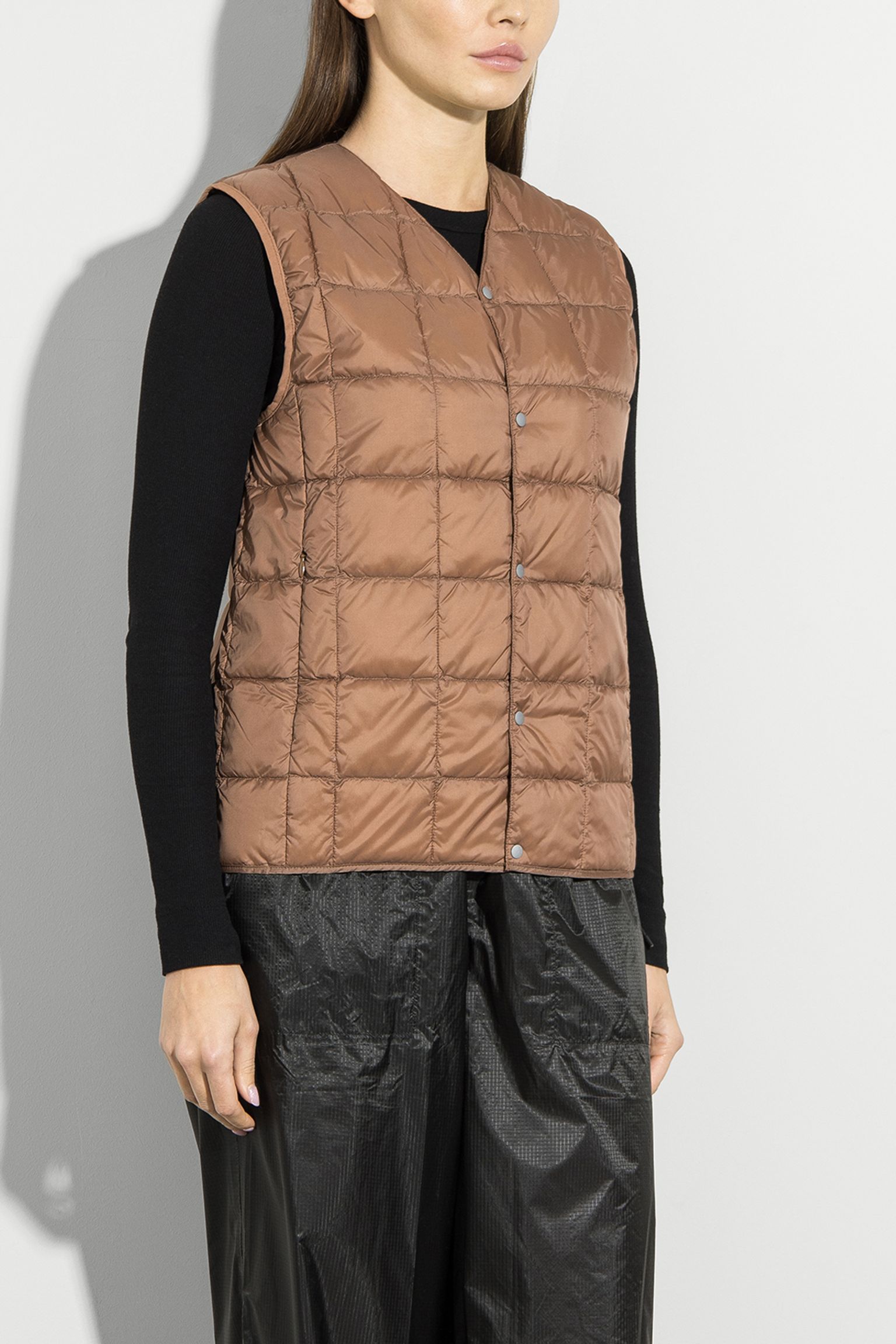 Жилет пуховой V NECK BUTTON DOWN VEST с доставкой