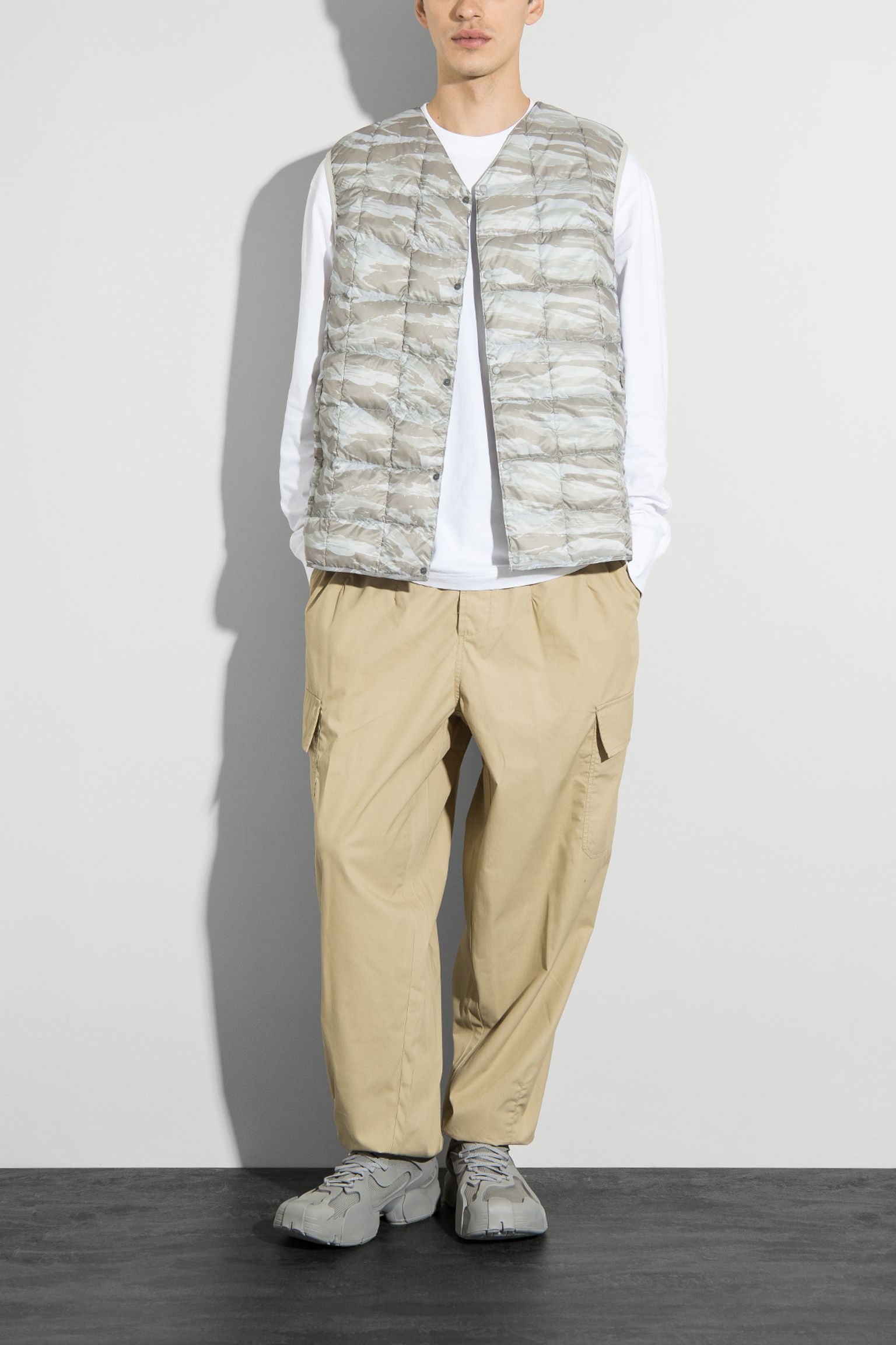 Жилет пуховой V NECK BUTTON DOWN VEST купить в Украине