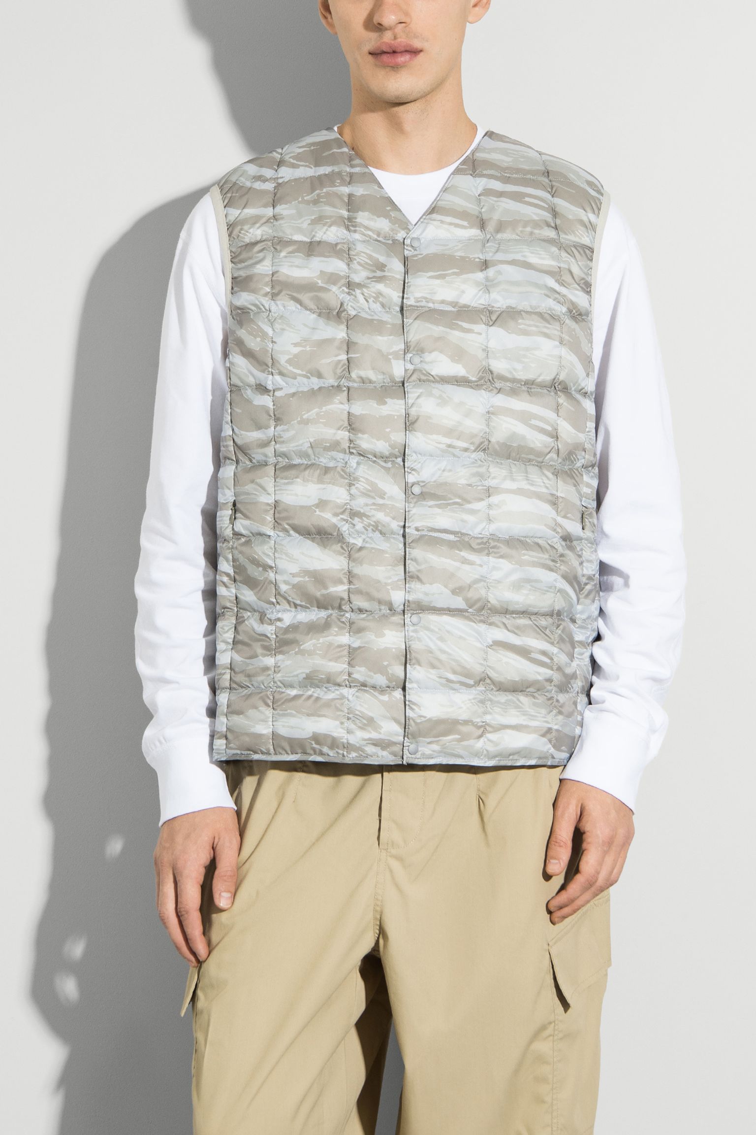 Жилет пуховой V NECK BUTTON DOWN VEST с доставкой