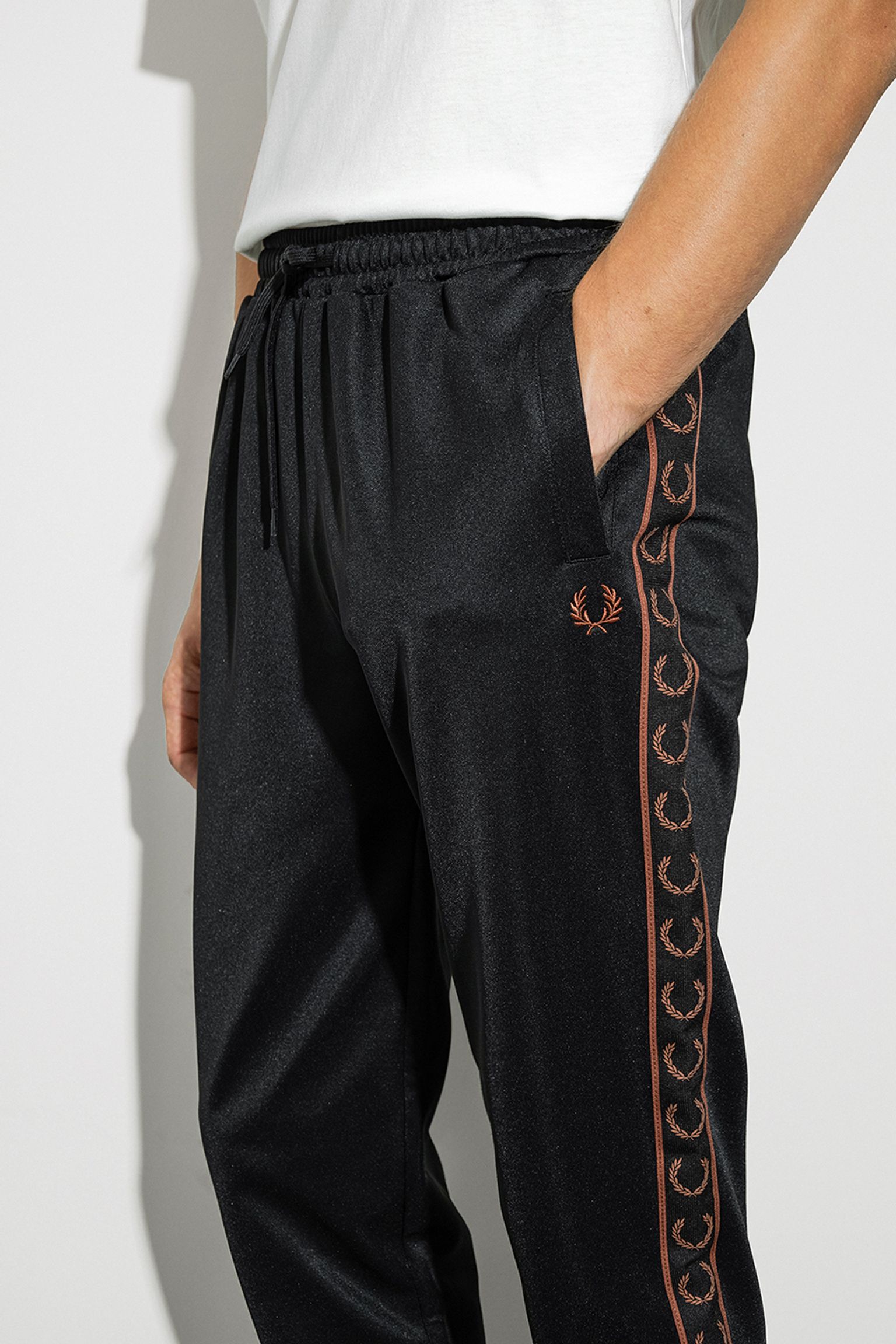 Спортивні брюки CONTRAST TAPE TRACK PANT