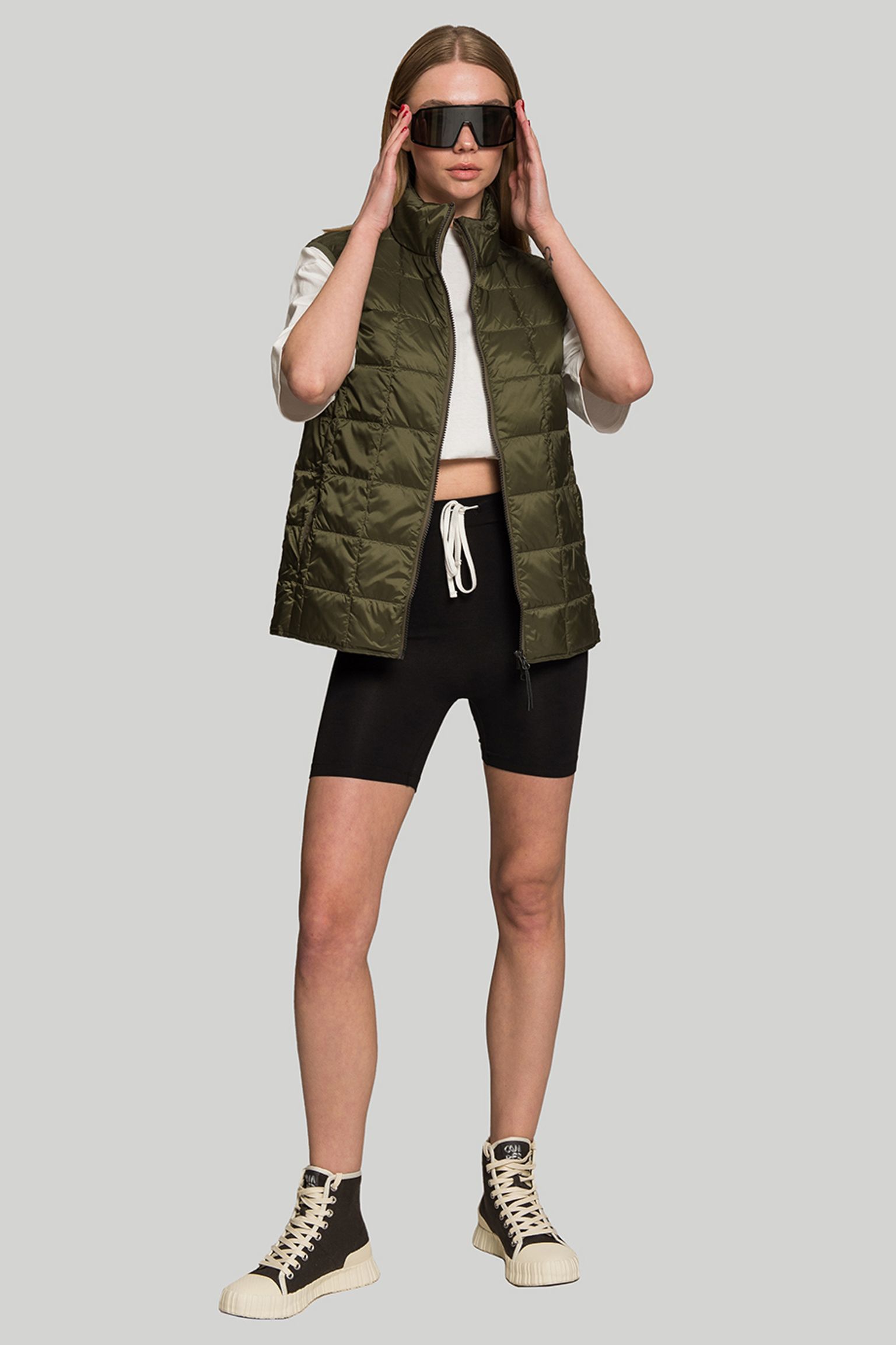 Стильные Жилет пуховой  HI NECK W-ZIP DOWN VEST