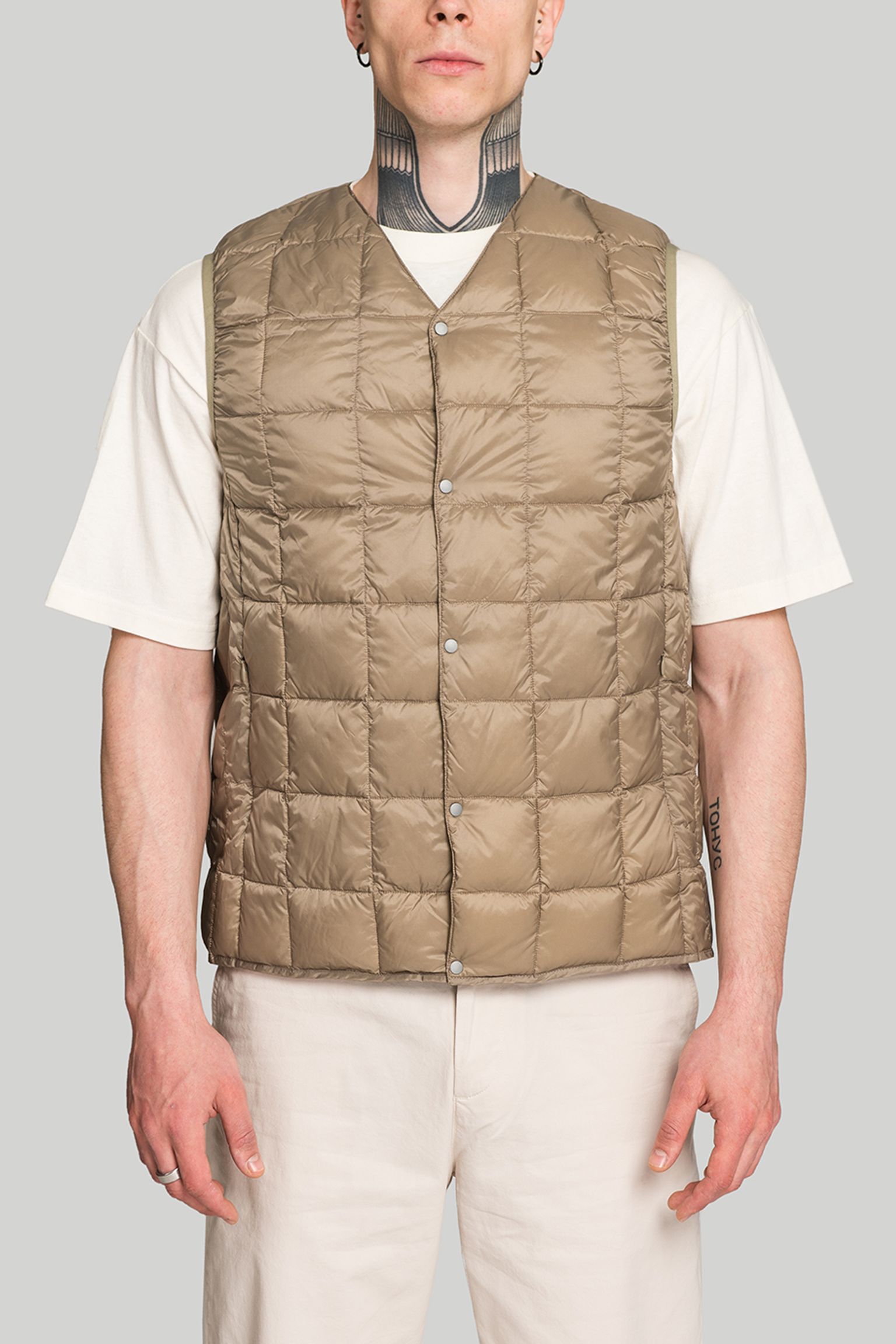 Жилет   V-NECK BUTTON DOWN VEST