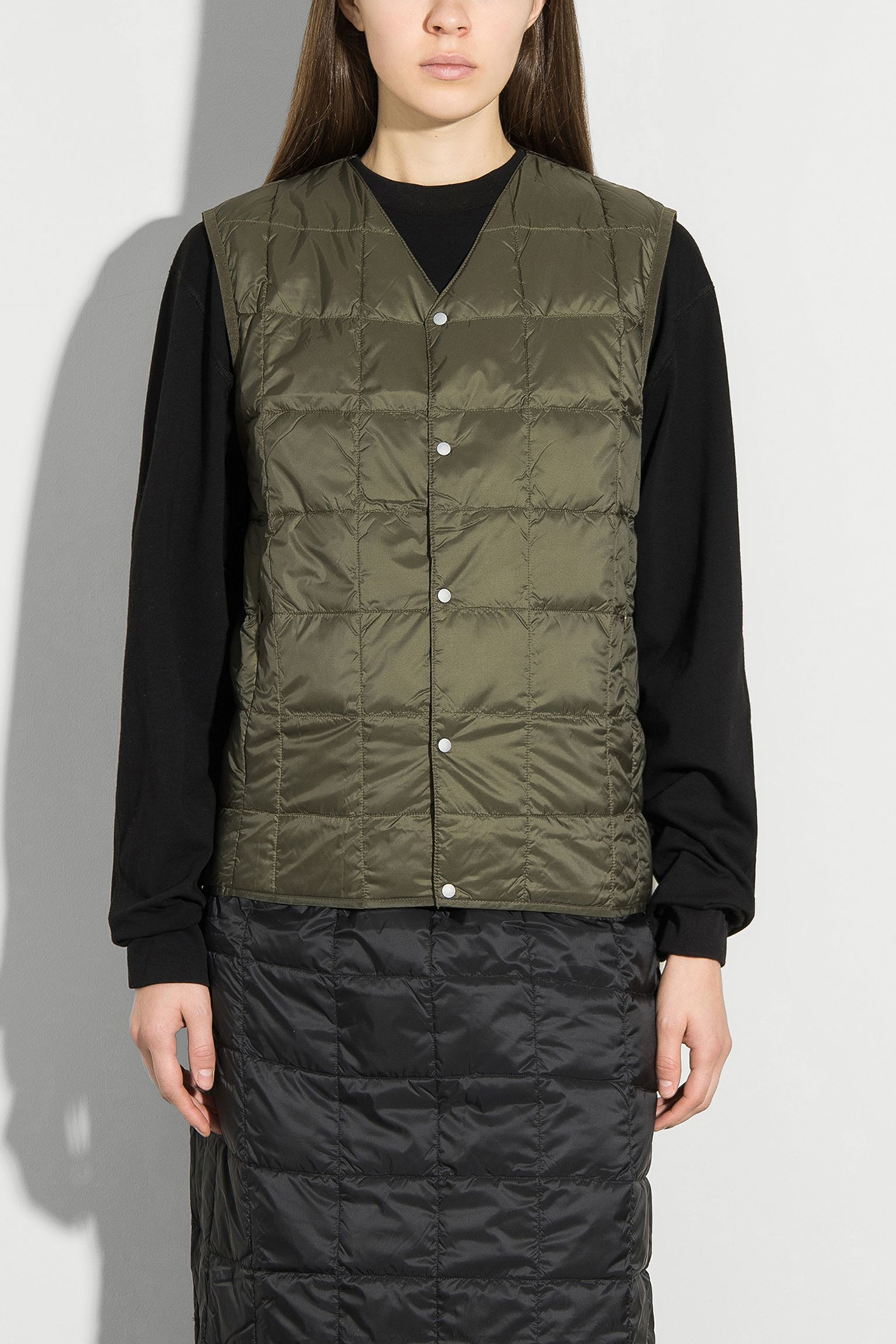 Жилет пуховой  V NECK BUTTON DOWN VEST с доставкой