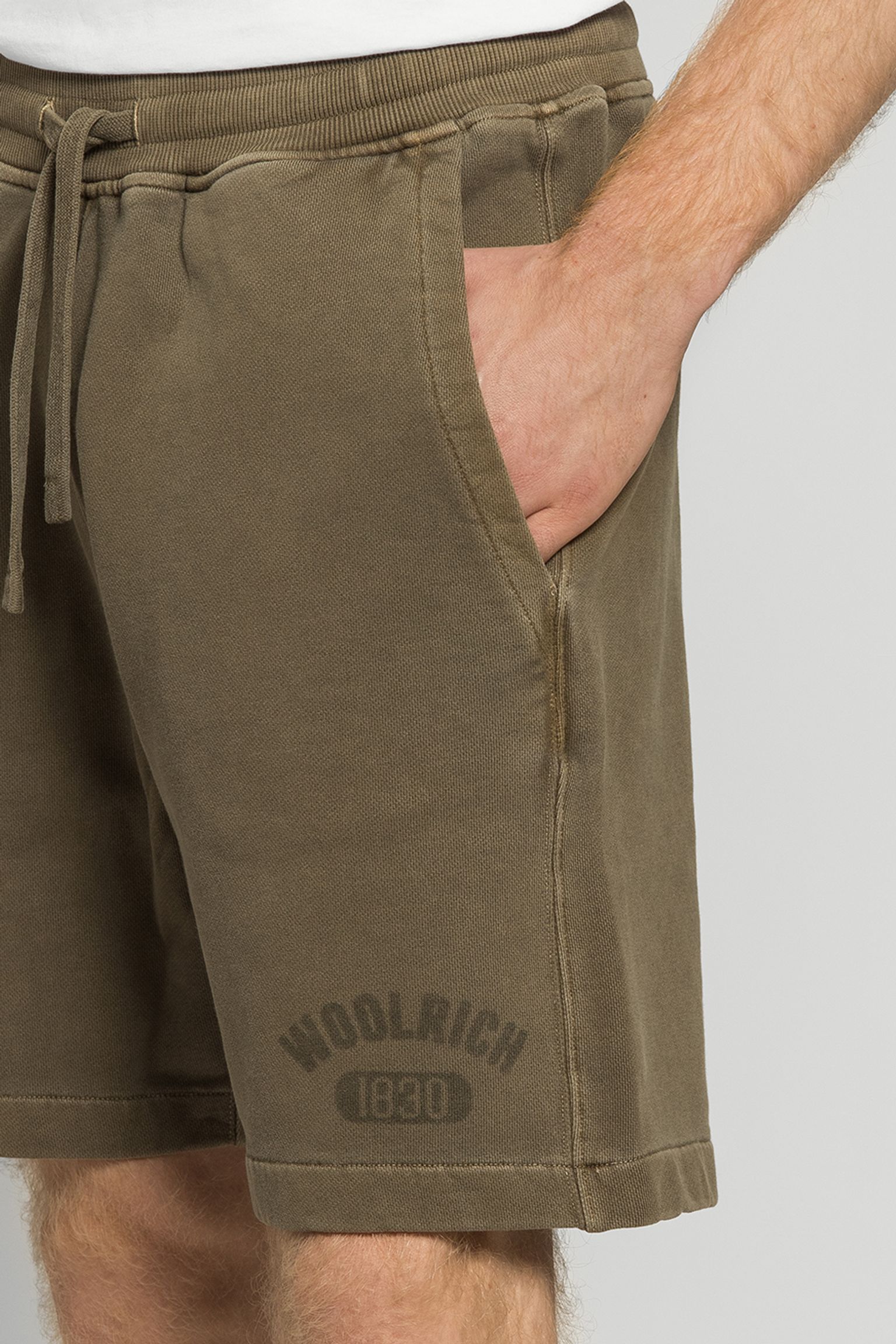 Шорты Woolrich GARMENT DYED LOGO SHORTS