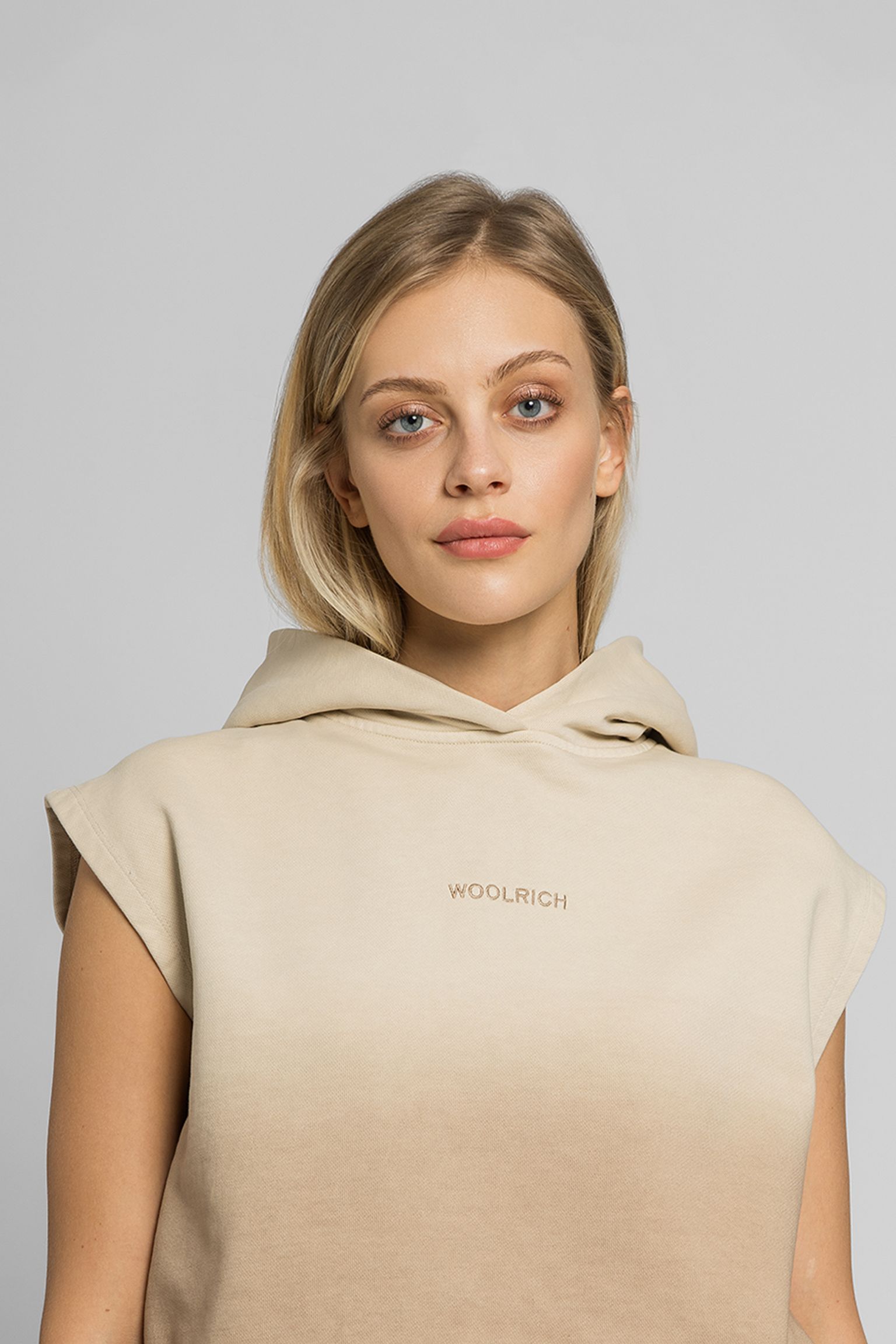 Широкий выбор Худи Woolrich DIP DYE SLEEVELESS HOODIE