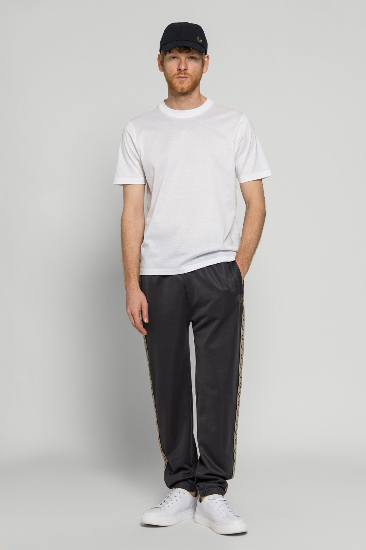Спортивні брюки Fred Perry CONTRAST TAPE TRACK PANT купити в Україні