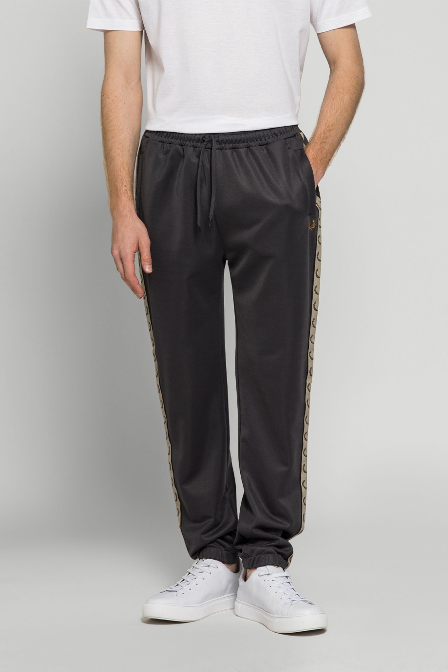 Спортивні брюки Fred Perry CONTRAST TAPE TRACK PANT з доставкою