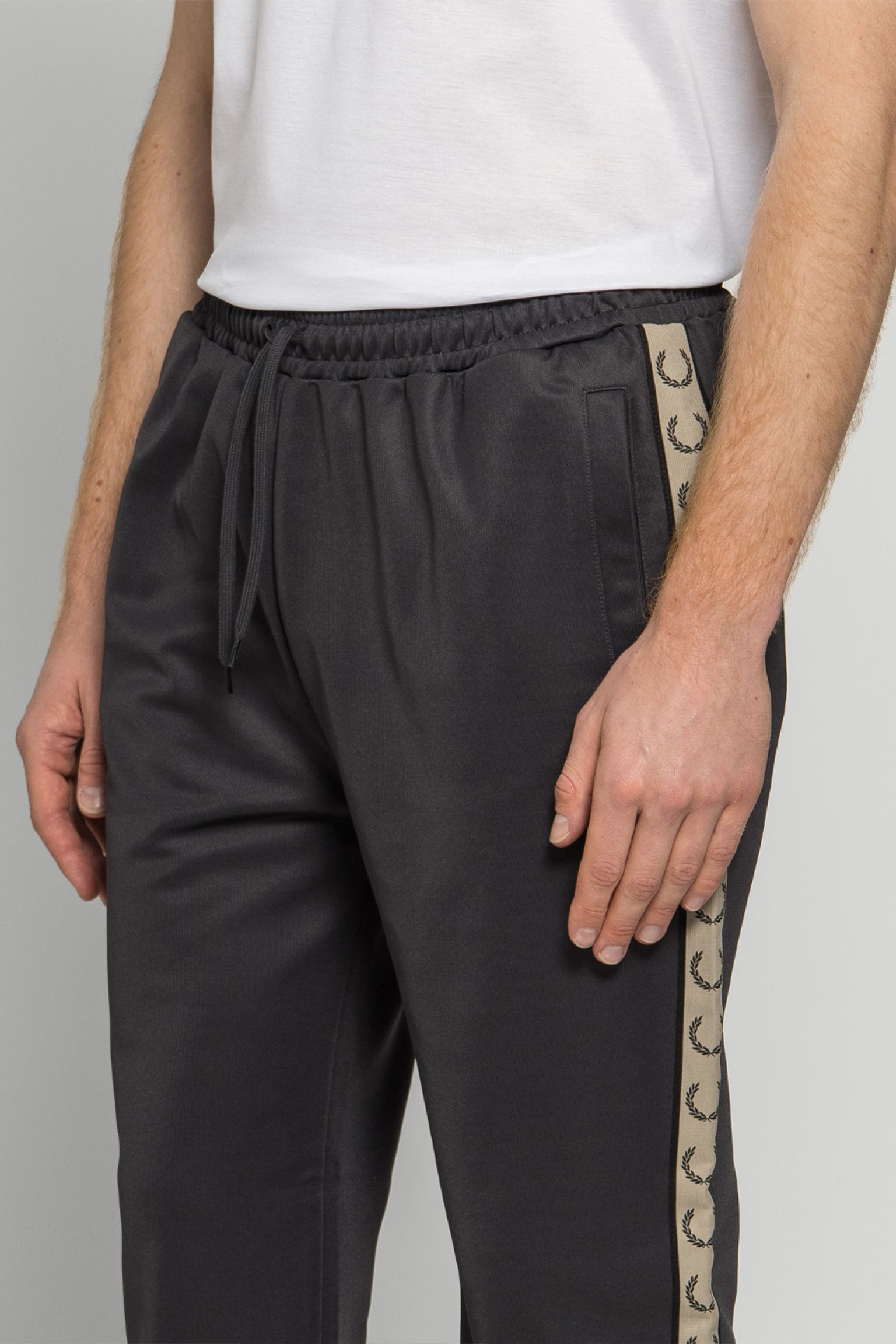 Широкий вибір Спортивні брюки Fred Perry CONTRAST TAPE TRACK PANT