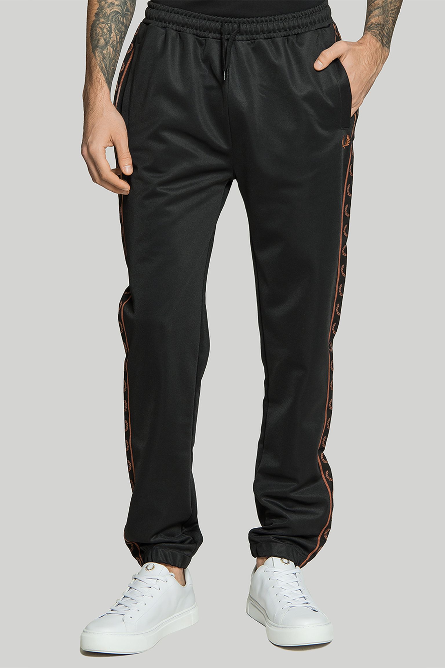 Спортивні брюки SEASONAL TAPED TRACK PANT з доставкою