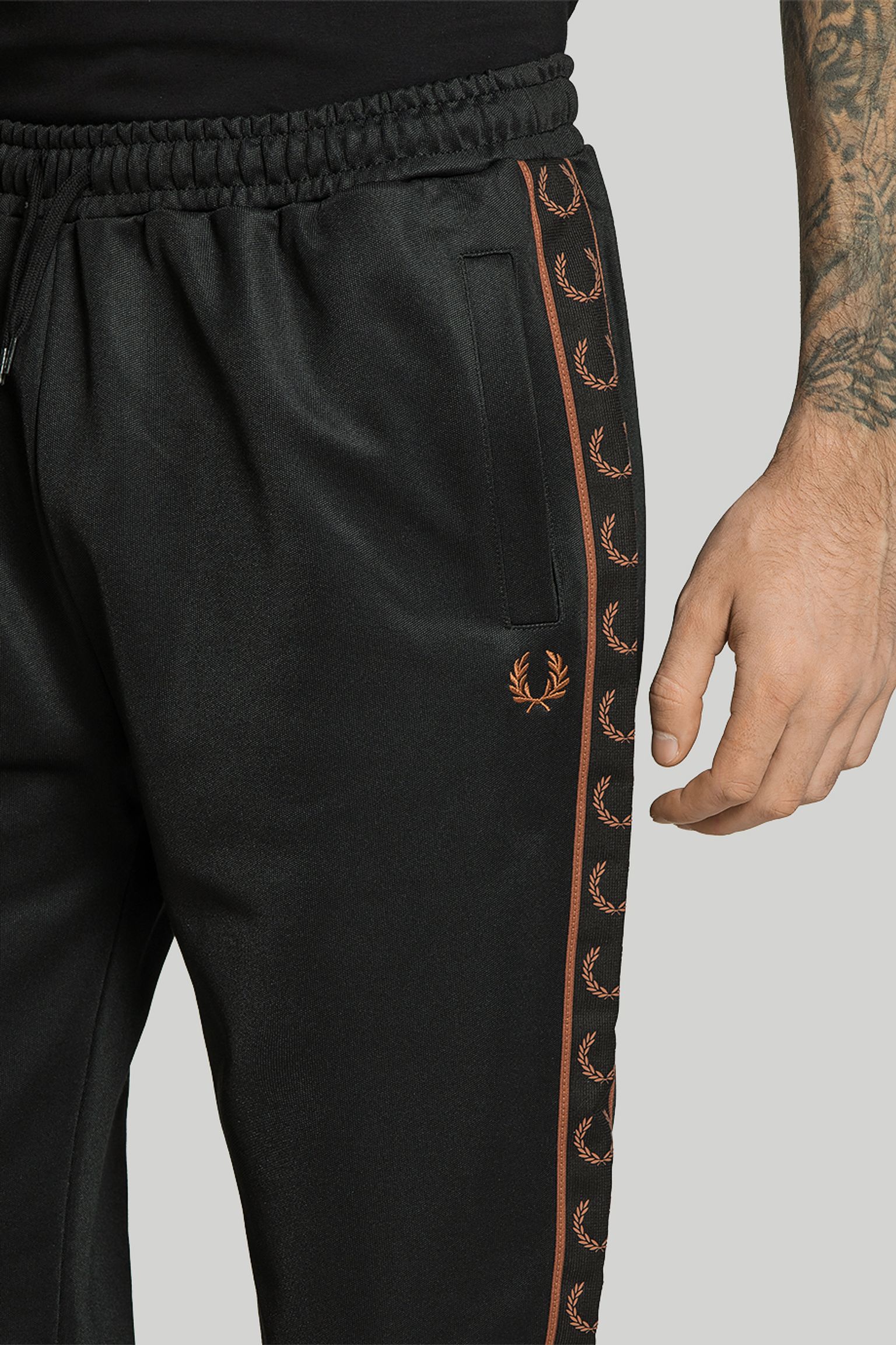 Спортивні брюки SEASONAL TAPED TRACK PANT