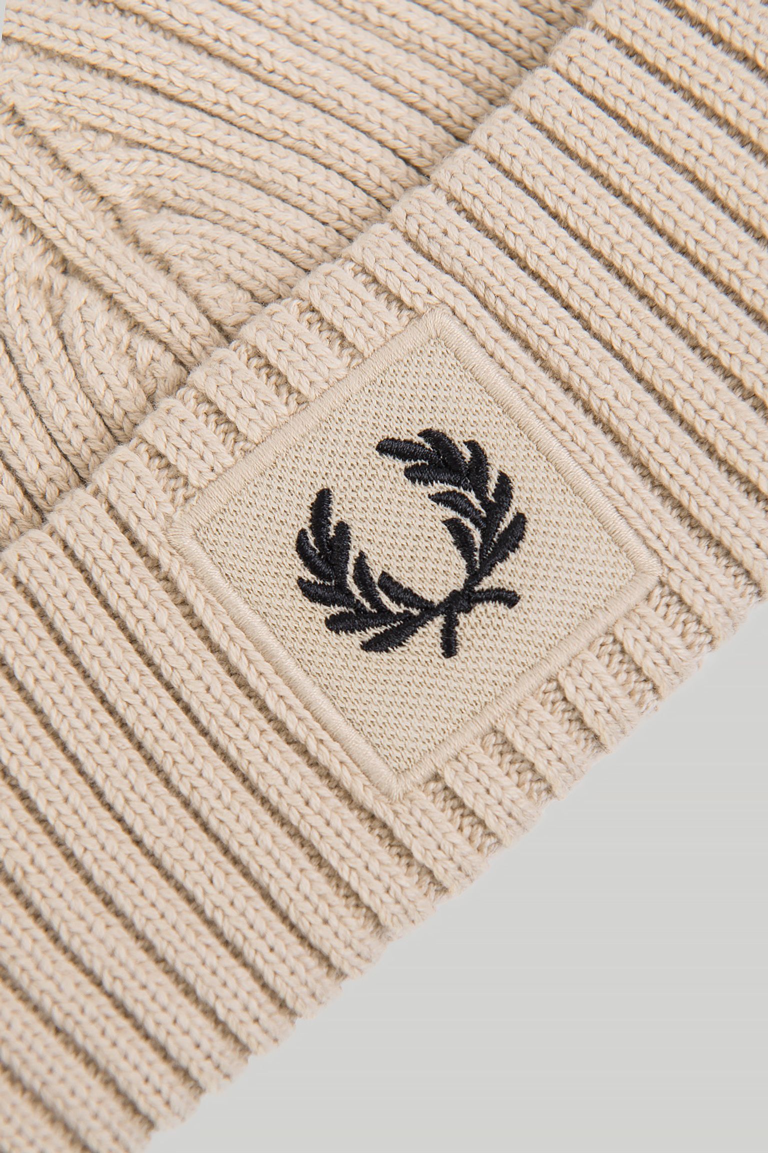 Шапка Fred Perry PATCH BRAND CHUNKY RIB BEANIE