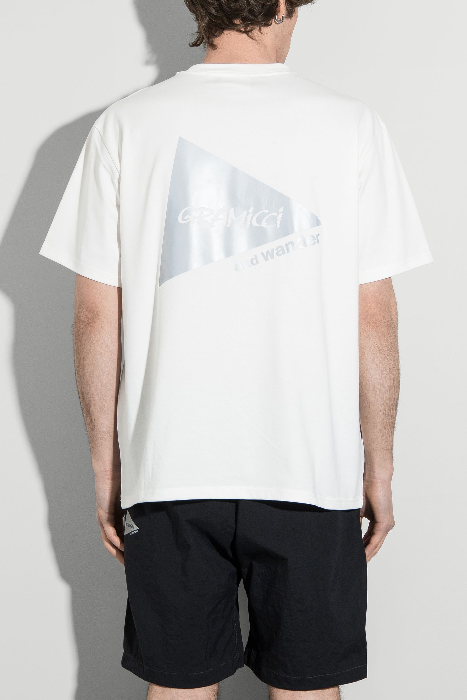 Стильные Футболка GRAMICCI x AND WANDER BACKPRINT TEE