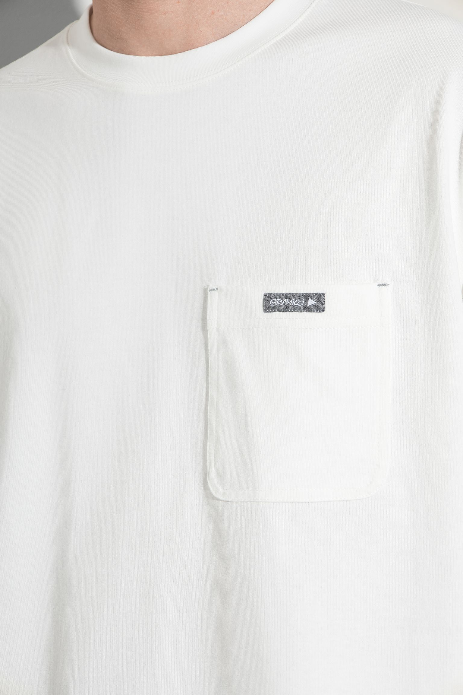 Широкий выбор Футболка GRAMICCI x AND WANDER BACKPRINT TEE