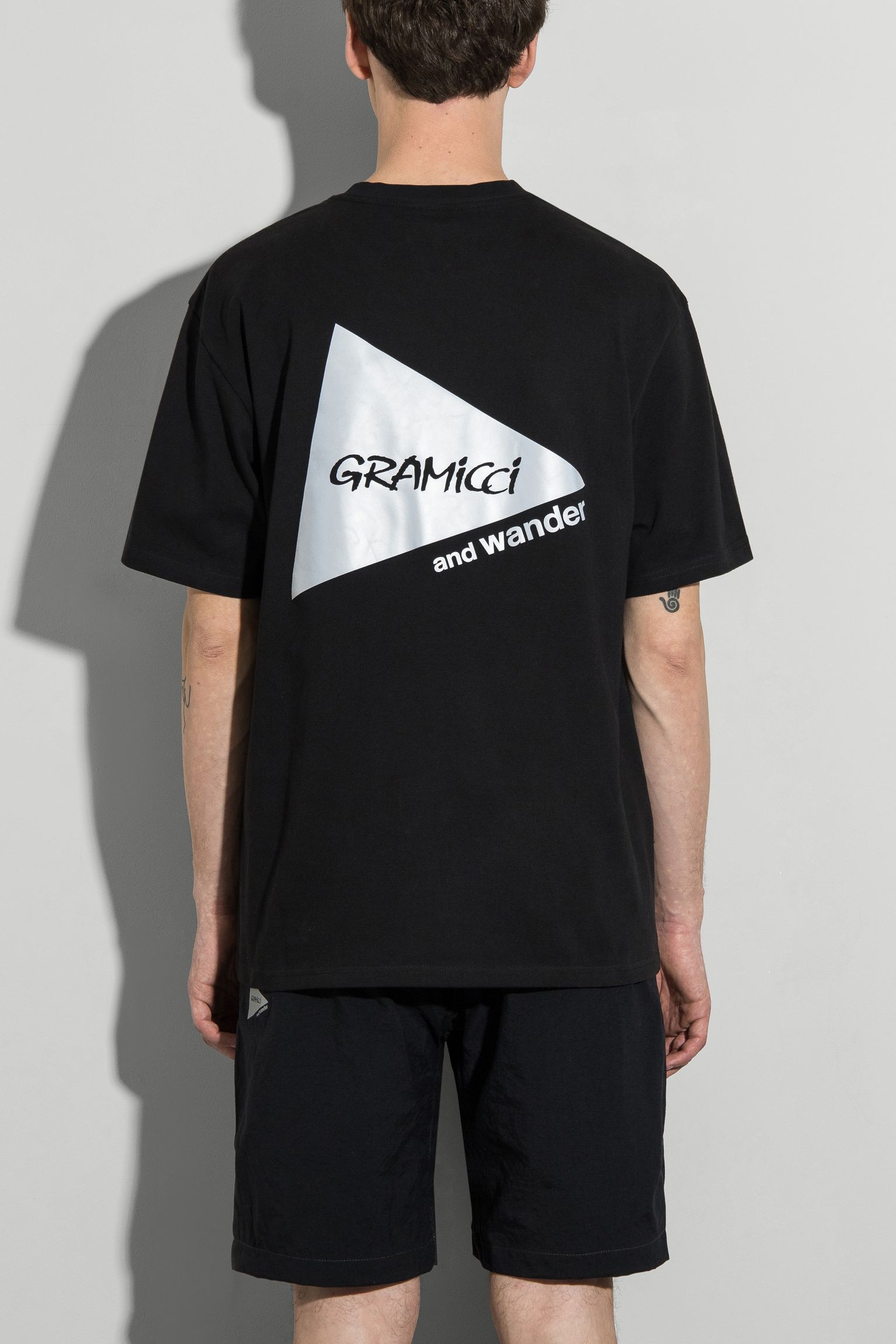 Стильные Футболка GRAMICCI x AND WANDER BACKPRINT TEE
