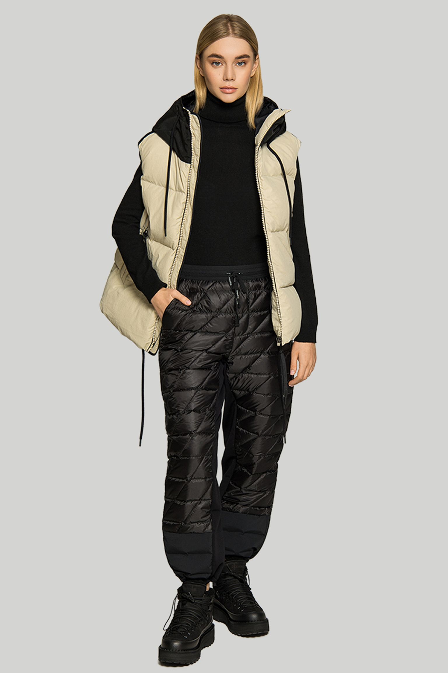 Жилет    W HOODED DOWN VEST