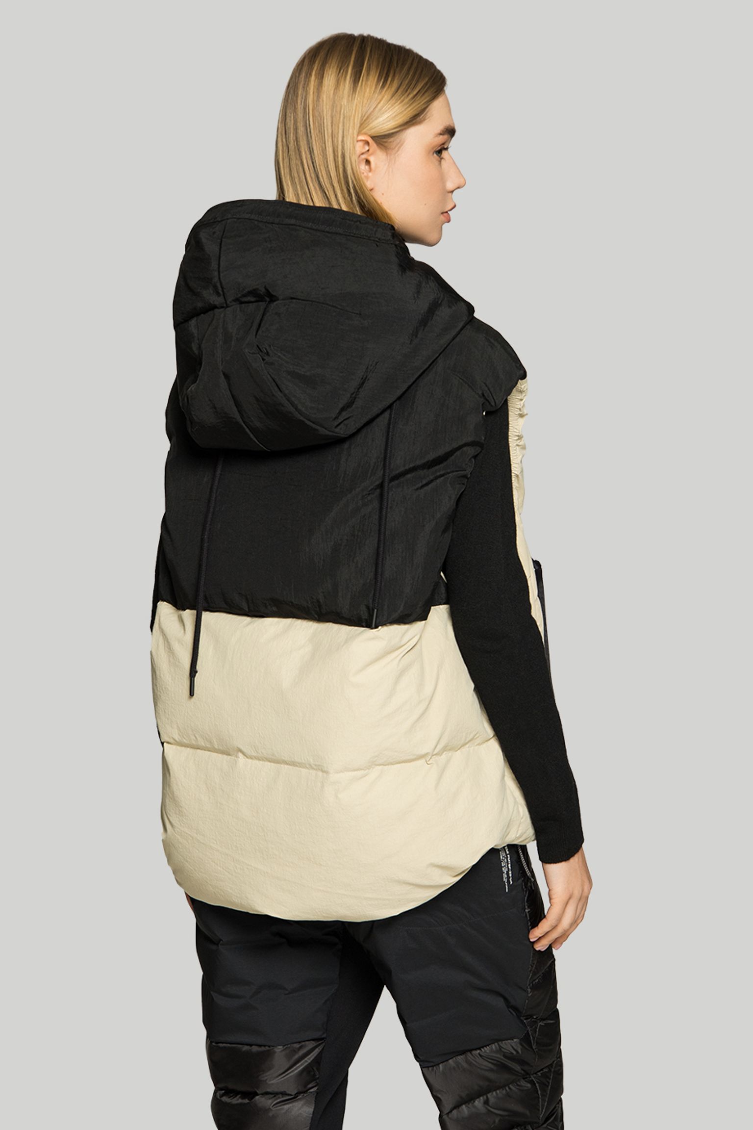 Жилет    W HOODED DOWN VEST