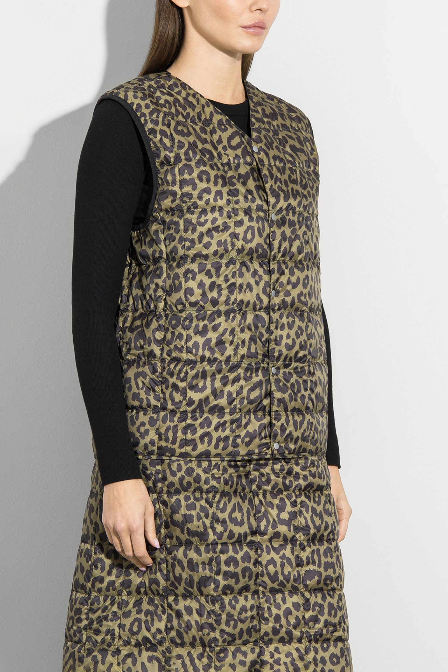 Жилет пуховой V NECK BUTTON DOWN VEST с доставкой