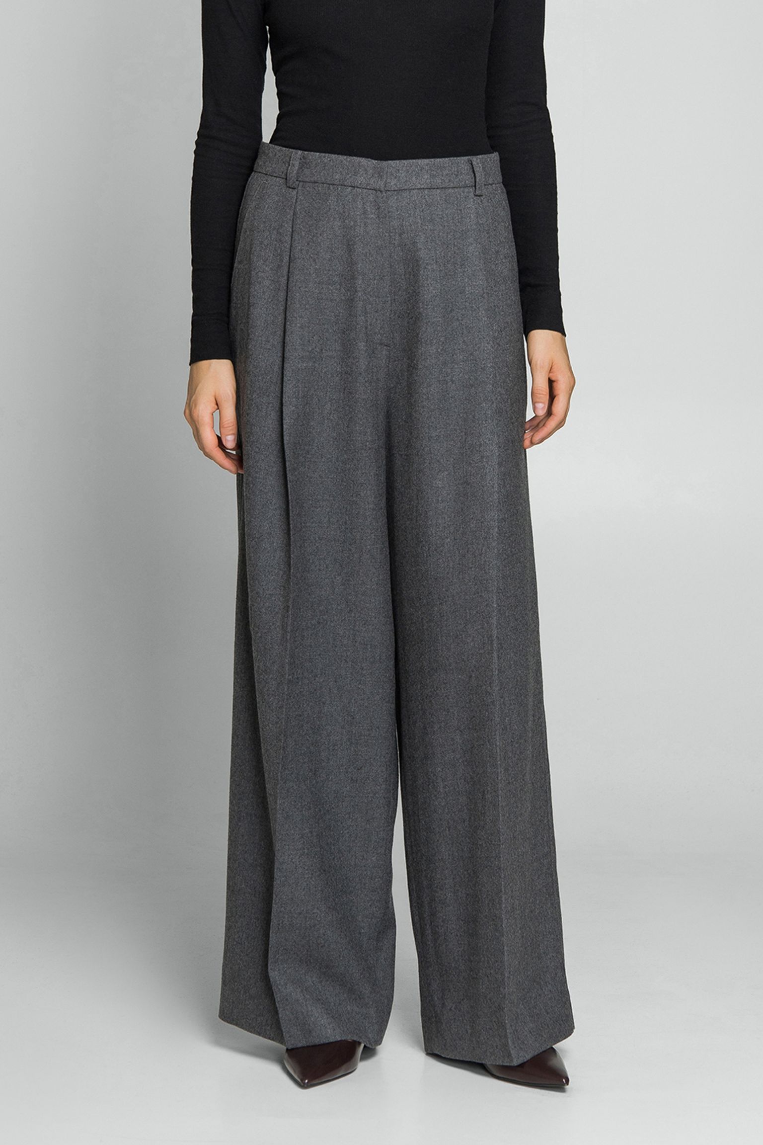 Брюки WOOL TUCKED PANTS