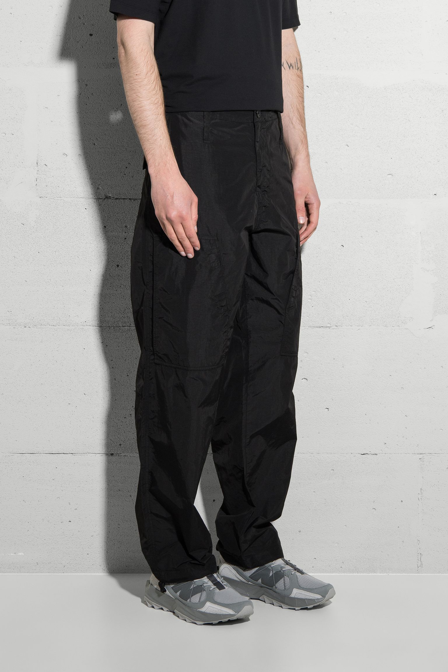 Брюки FLATT NYLON THIGH POCKETS PANTS с доставкой
