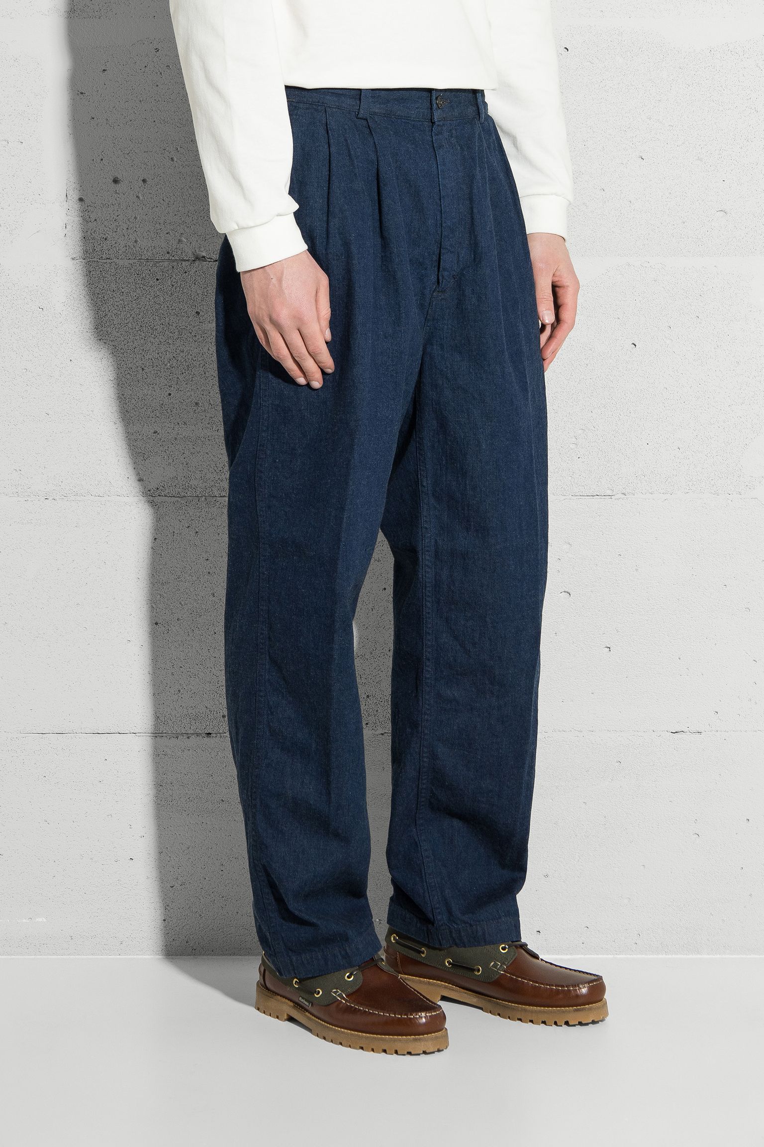 Брюки TWO TUCK DENIM WIDE TROUSER