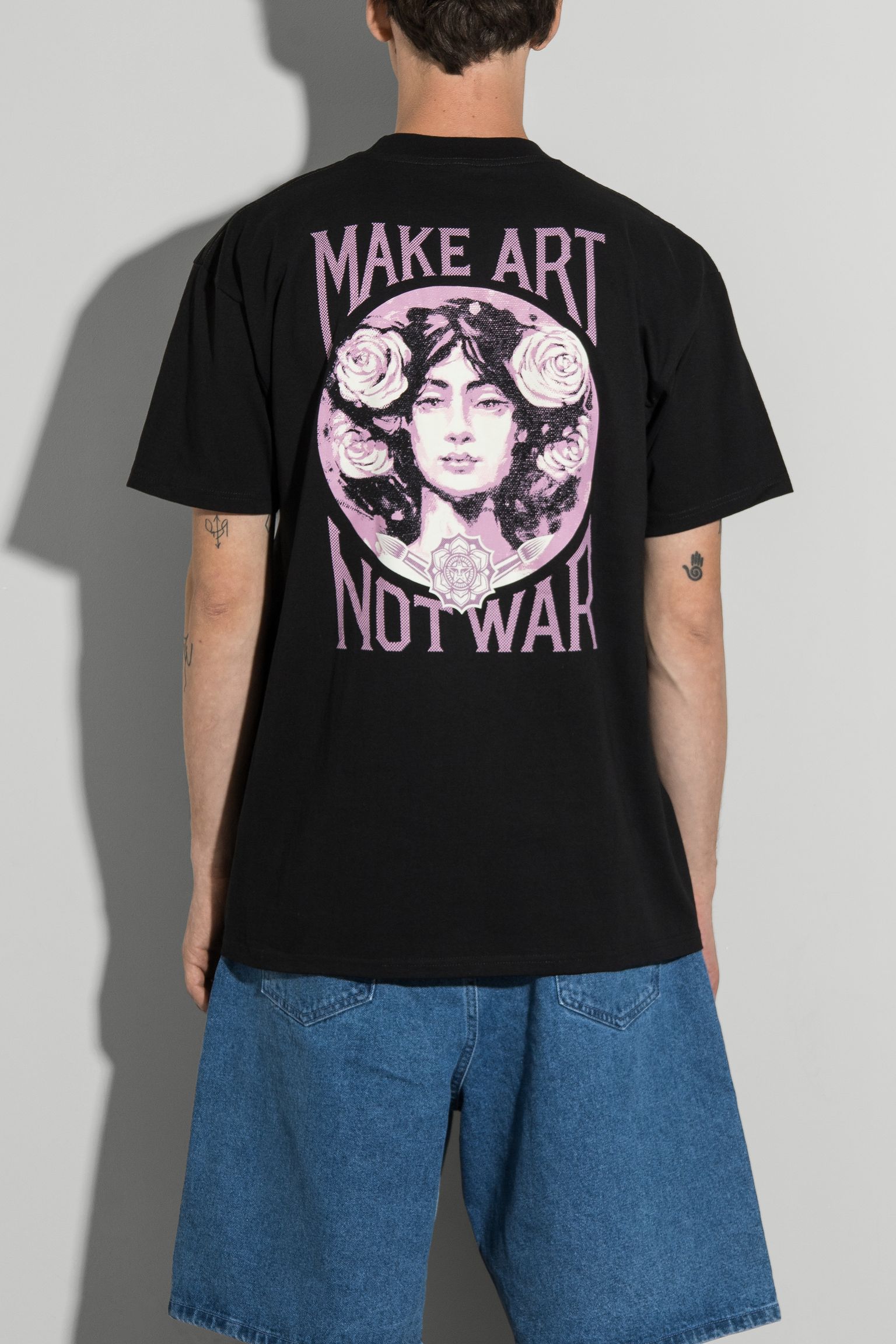 Футболка MAKE ART NOT WAR