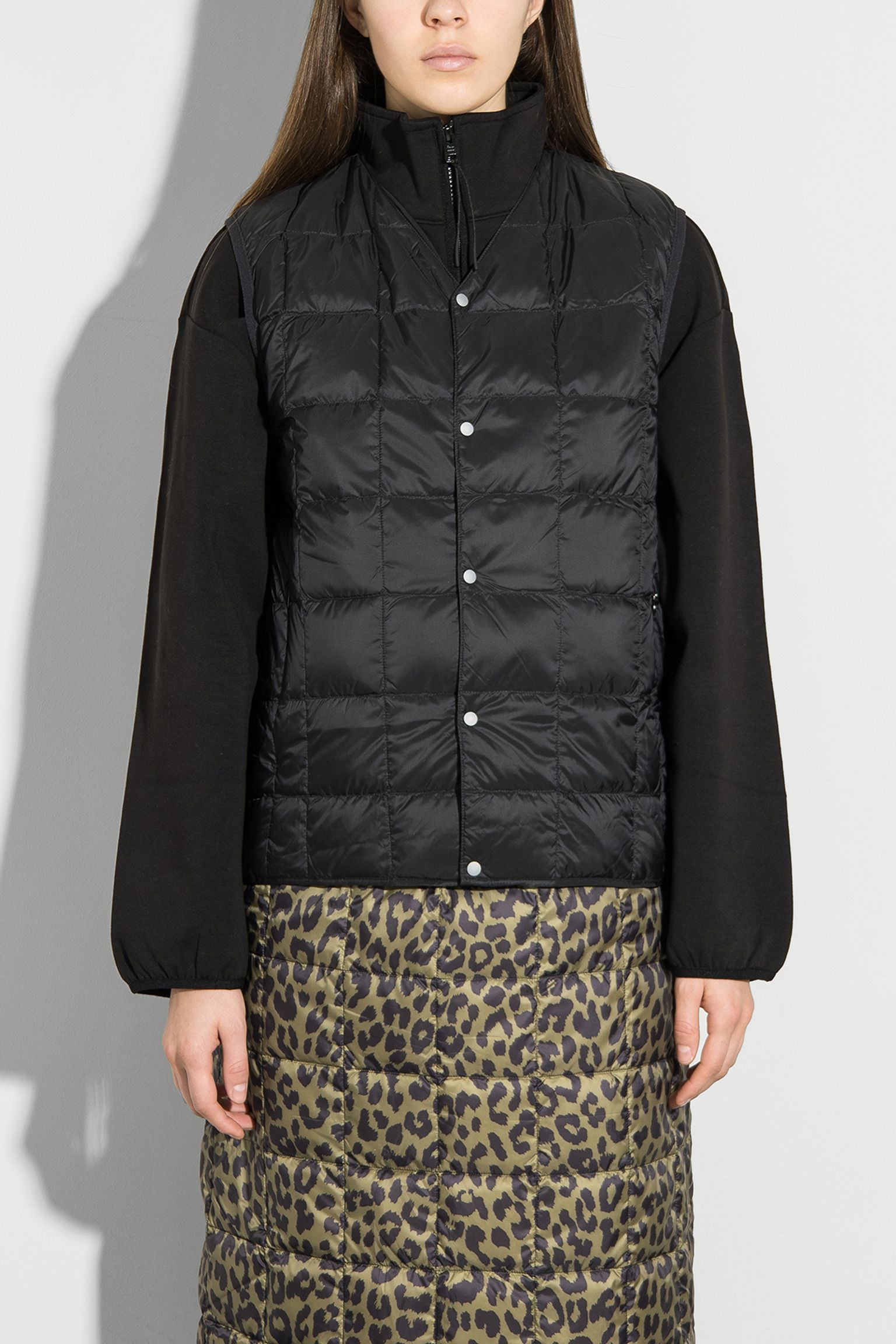 Жилет пуховой  V NECK BUTTON DOWN VEST с доставкой