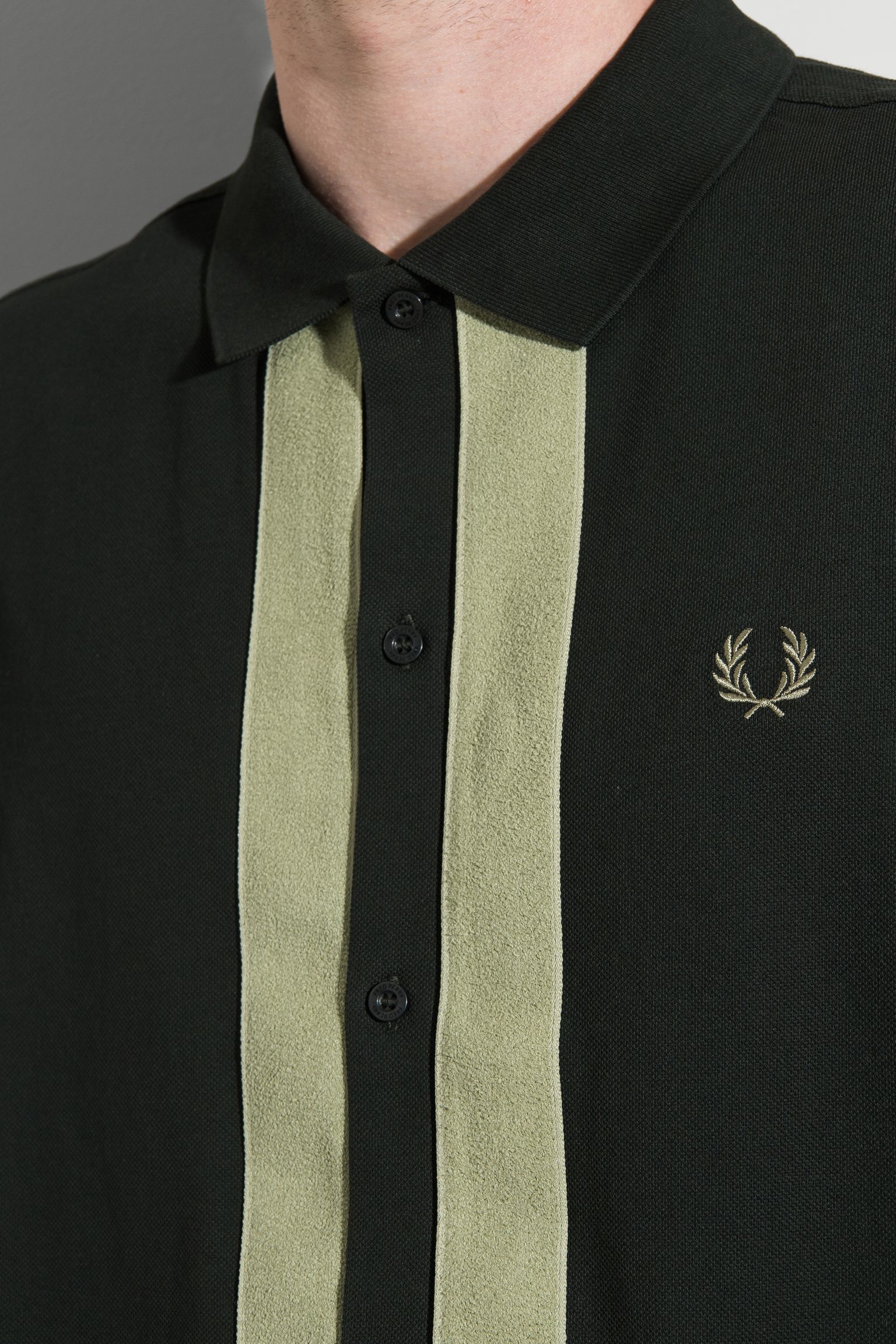 Широкий выбор Поло CHENILLE TAPE BUTTON THRU